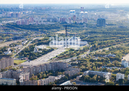 Voir ci-dessus de commémoratif de la Parc de la Victoire sur la colline Poklonnaya à Moscou city à partir de la plate-forme d'observation en haut de la tour OKO en automne Banque D'Images