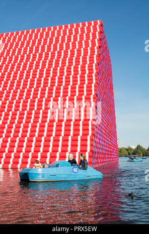 Christo & Jeanne-Claude's Le mastaba de Londres, à 20 mètres de haut de la sculpture flottante temporaire sur la serpentine, Londres, Royaume-Uni Banque D'Images