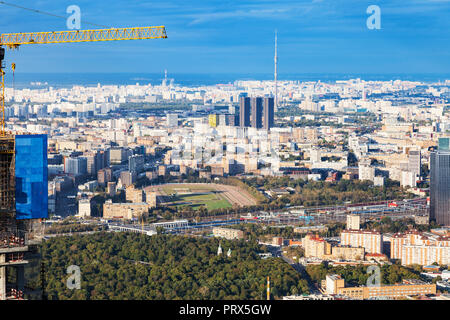 Voir ci-dessus du nord et du nord-est de la ville de Moscou avec l'Hippodrome central de Moscou et de la tour de télévision Ostankino, à partir de la plate-forme d'observation en haut de OKO tower i Banque D'Images