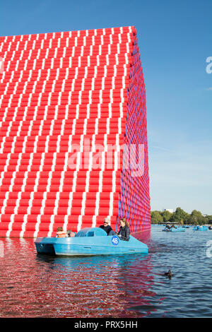 Christo & Jeanne-Claude's Le mastaba de Londres, à 20 mètres de haut de la sculpture flottante temporaire sur la serpentine, Londres, Royaume-Uni Banque D'Images