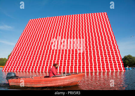 Christo & Jeanne-Claude's Le mastaba de Londres, à 20 mètres de haut de la sculpture flottante temporaire sur la serpentine, Londres, Royaume-Uni Banque D'Images