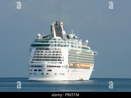 Grande Croisière (Navigator of the Seas) navire émettant une fumée noire à funnelNavigator des mers navire de croisière. Banque D'Images