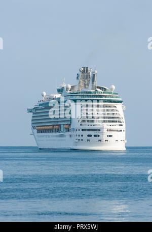 Grande Croisière (Navigator of the Seas) navire émettant une fumée noire à funnelNavigator des mers navire de croisière. Banque D'Images