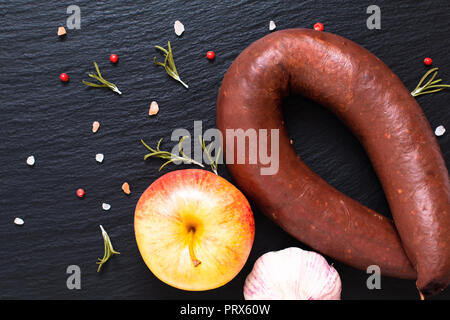 Concept alimentaire Matières boudin saucisses noir sur noir ardoise Banque D'Images