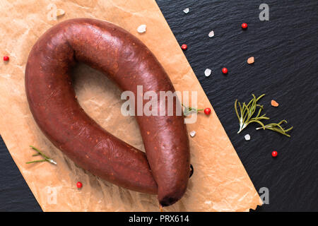 Concept alimentaire Matières boudin saucisses noir sur noir ardoise Banque D'Images