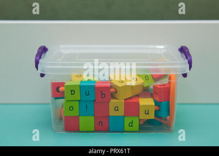 Enfiler les perles cubes qu'il y a forme . jouet en bois cube de couleur Banque D'Images