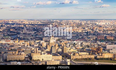 Vue panoramique sur le sud-ouest de Moscou à partir de la plate-forme d'observation en haut de la tour au coucher du soleil d'automne OKO Banque D'Images