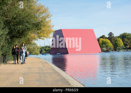 Christo & Jeanne-Claude's Le mastaba de Londres, à 20 mètres de haut de la sculpture flottante temporaire sur la serpentine, Londres, Royaume-Uni Banque D'Images