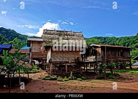 Cabane traditionnelle dans village Khmu Nalan Neua, province de Luang Namtha, Laos Banque D'Images