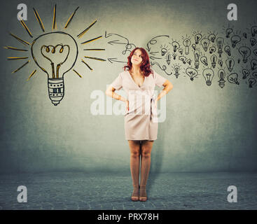 Portrait d'une jeune femme rousse standing à par penser positif. Concept d'affaires pensive girl Idées de collecte Banque D'Images