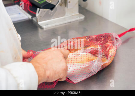 La fabrication du jambon emballé sous vide. L'industrie de la viande. Banque D'Images