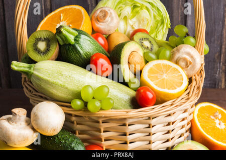 Fraîches et naturelles aux couleurs vives des légumes biologiques et des fruits dans le panier, selective focus Banque D'Images