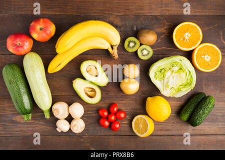 Différents fruits et légumes sur la table en bois, télévision style laïcs Banque D'Images