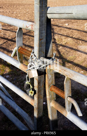 Metal verrouillé ferme à pans de terres agricoles en milieu rural sur le terrain Hampshire Banque D'Images