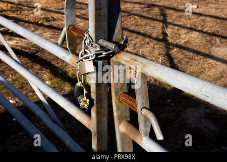 Metal verrouillé ferme à pans de terres agricoles en milieu rural sur le terrain Hampshire Banque D'Images