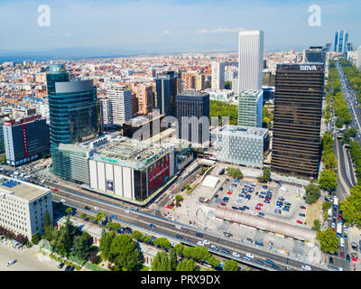 Vue panoramique aérienne des quartiers d'affaires d'AZCA et CTBA à Madrid, Espagne Banque D'Images