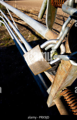 Metal verrouillé ferme à pans de terres agricoles en milieu rural sur le terrain Hampshire Banque D'Images