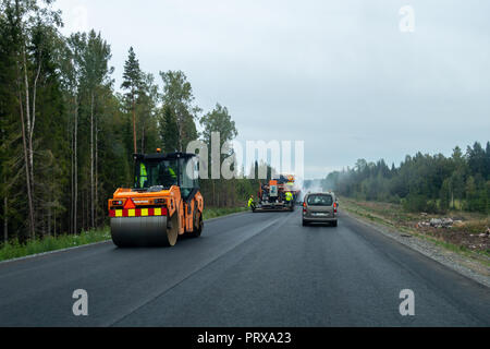 Editorial 09.11.2018 ING Groep NV Finlande En Finlande, les travaux routiers avec des tas de machines et de l'asphalte neuf a été portée et le trafic passant Banque D'Images