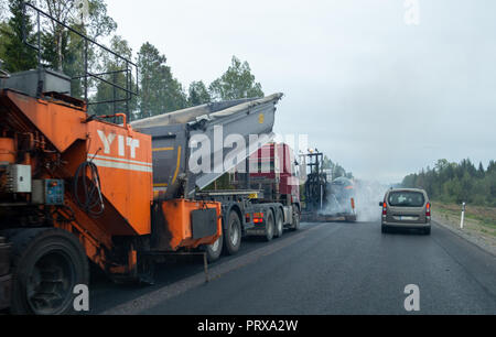 Editorial 09.11.2018 ING Groep NV Finlande En Finlande, les travaux routiers avec des tas de machines et de l'asphalte neuf a été portée et le trafic passant Banque D'Images