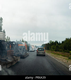 Editorial 09.11.2018 ING Groep NV Finlande En Finlande, les travaux routiers avec des tas de machines et de l'asphalte neuf a été portée et le trafic passant Banque D'Images