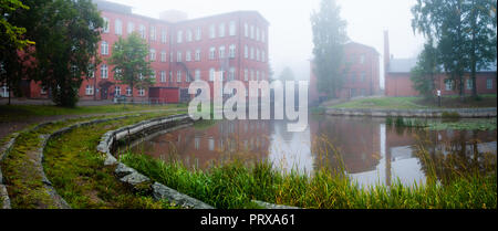 Forssa Finlande, l'ancienne filature de brique rouge en un jour brumeux et rivière Loimijoki Banque D'Images