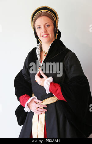 Jeune femme habillé en costume d'époque Tudor Banque D'Images