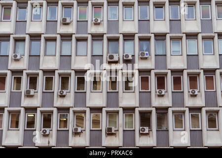 Climatiseurs montés sur un mur d'un immeuble de bureaux de l'ère soviétique à Moscou, Russie Banque D'Images