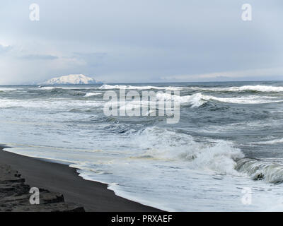 L'océan Pacifique près de la côte du Kamchatka avec vue sur les volcans dans la distance en hiver par temps ensoleillé Banque D'Images