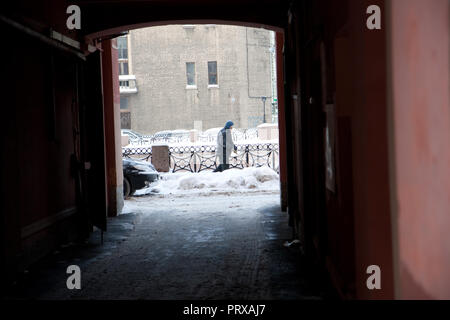 Saint-pétersbourg, Russie ; - le 5 janvier 2011 : un homme sur un canal, emankment nettoie neige avec un showel Banque D'Images