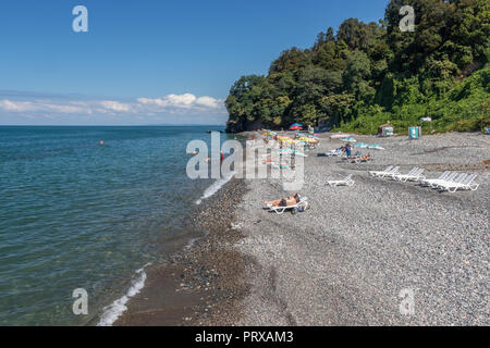 Une plage de rochers sur la mer Noire, à Batumi, Géorgie Banque D'Images