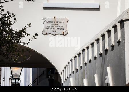 Broadstairs, UK - 14 avril 2018 - une plaque commémorative sur le mur de la maison où le romancier Charles Dickens vivait en 1841 Banque D'Images