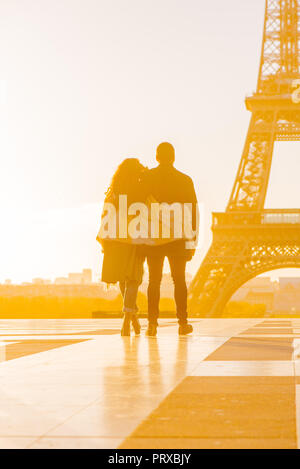 Couple en train de marcher en direction de la Tour Eiffel Banque D'Images