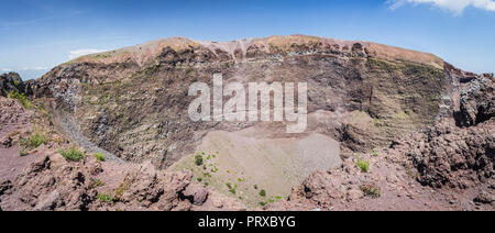 Cratère du volcan Vésuve près de Naples, dans une journée d'été, Italie Banque D'Images