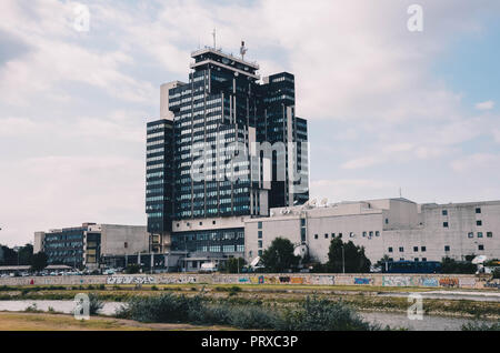 Centre de MRT (Radio Télévision macédonienne), bâtiment construit en 1984, Skopje, République de Macédoine, Septembre 2018 Banque D'Images