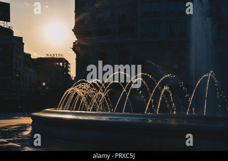 Fontaine d'eau au coucher du soleil sur la place de Macédoine, Skopje, République de Macédoine, Septembre 2018 Banque D'Images