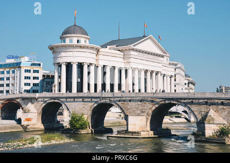 L'éclairage de la chaussée d'or, Skopje, République de Macédoine, Septembre 2018 Banque D'Images