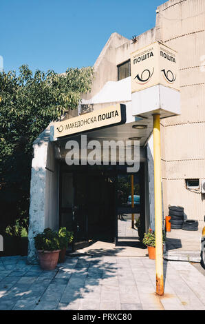 Entrée de Central Post Office (construit 1982, architecte Janko Konstantinov), Skopje, République de Macédoine, Septembre 2018 Banque D'Images