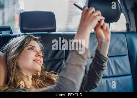 Woman with smartphone selfies Banque D'Images