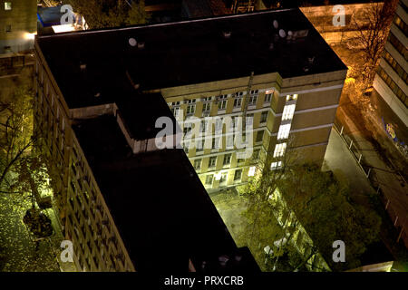 Octobre 2009, Moscou, Russie - vue aérienne Vue de la nuit de l'ère soviétique typique bâtiment préfabriqué, habituellement une école ou un hôpital Banque D'Images