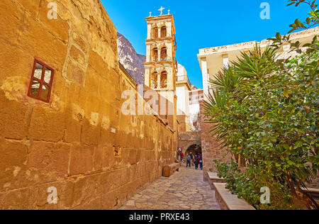 ST CATHERINE, l'ÉGYPTE - Décembre 25, 2017 God-Trodden : Explorer le mont Sinaï (St Catherine) Monastère avec église et préservé le minaret mosquée - blanc Banque D'Images