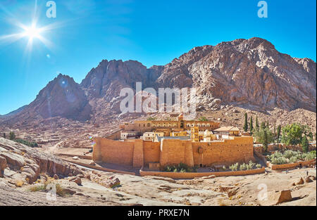 Panorama de l'ancien Monastère St Catherine avec rocky mountain range, dont le mont Sinaï, sur le fond, l'Égypte. Banque D'Images