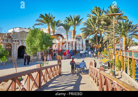 DAHAB, EGYPTE - le 25 décembre 2017 : La rue touristique de resort s'étend le long des rives du golfe d'Aqaba et dispose de nombreux magasins et restaurants, sur Banque D'Images