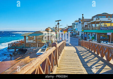 DAHAB, EGYPTE - le 25 décembre 2017 : à pied de la promenade du bord de mer, occupé avec les boutiques touristiques, hôtels et cafés côtières, le 25 décembre à Dahab. Banque D'Images