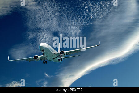 Une œuvre artistique de skyscape avions commerciaux de passagers battant libre dans un bleu ciel, avec des nuages de couleur blanc brillant Cirrocumulus. Banque D'Images