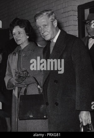 LonodnUK. c.1965 Le Duc de Windsor (ex-roi Édouard VIII) et son épouse la duchesse de Windsor (Wallis Simpson) lors d'une visite à Londres dans les années 1960. 13 mai 2011 sous-titrée. Credit : CMT / MediaPunch Banque D'Images