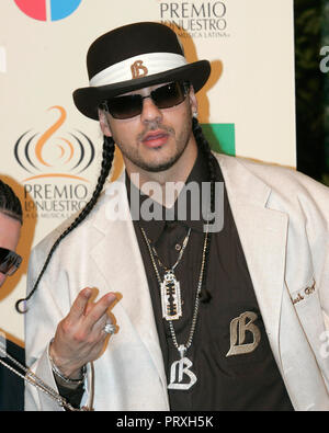 Don Dinero arrive sur le tapis rouge avant le Premio Lo Nuestro award show, à l'American Airlines Arena, à Miami, en Floride, le 23 février 2006. Banque D'Images