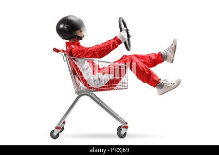 Guy dans une combinaison de course avec helmet holding un volant et assis à l'intérieur d'un panier isolé sur fond blanc Banque D'Images