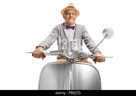 Senior man riding a vintage motorbike isolé sur fond blanc Banque D'Images