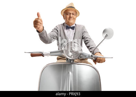 Senior man riding a vintage motorbike et showing Thumbs up isolé sur fond blanc Banque D'Images