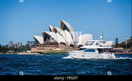 Ferry et un bateau de croisière rapide en face de l'Opéra de Sydney prises à Sydney, NSW, Australie, le 25 septembre 2013 Banque D'Images